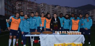 Leman Kültür müdürü Sercan Tiriş Alanyaspor oyuncularına baklava ikram etti