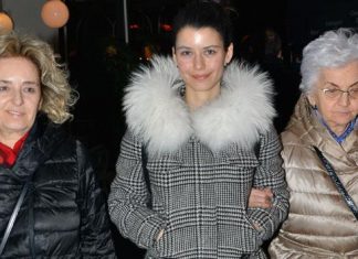 Beren Saat annesi ve anneannesi ile birlikte alışverişe çıktı.