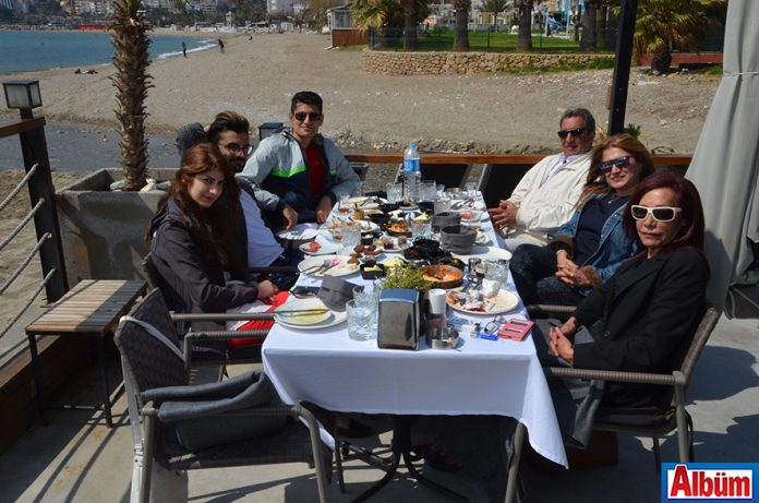 Benjamin Isaacie ve dostları da En Vie Beach'teydi.