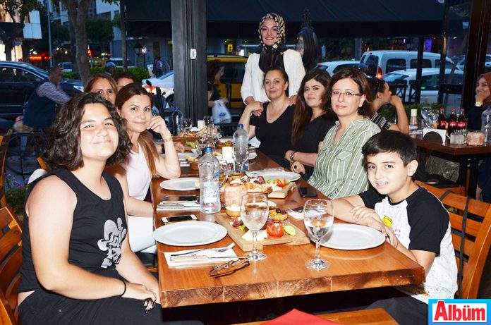 Rukiye Okşar ve arkadaşları iftarı Deli Kasap'ta yaptı