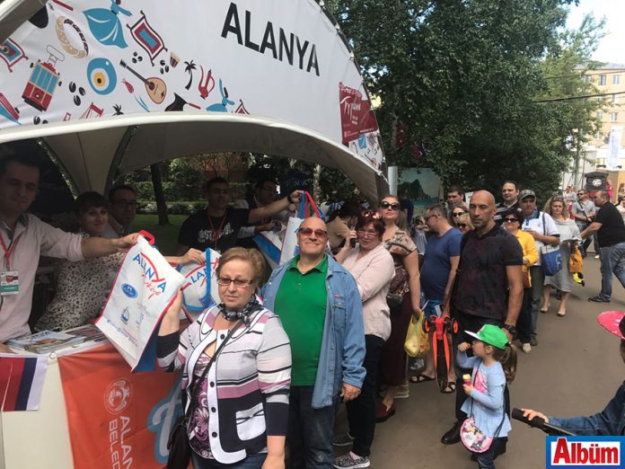 Rusya’nın en büyük parkı Krasnaya Presnya’da düzenlenen “Türkiye Festivali”ni 200 bin Rus ziyaret etti.