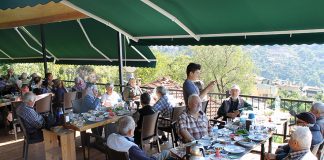 Tepe Mahallesi'nde bulunan Kurşunlu Seyir Restoran, Alanya Huzur Evi sakinlerini düzenledikleri kahvaltı etkinliğiyle ağırladı.