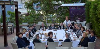 Alanya Kadınları Yardımlaşma Derneği Başkanı Nurcan Okan, dikiş kursundan birlikte mezun olduğu dostlarını ağırladı.