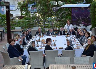 Alanya Kadınları Yardımlaşma Derneği Başkanı Nurcan Okan, dikiş kursundan birlikte mezun olduğu dostlarını ağırladı.