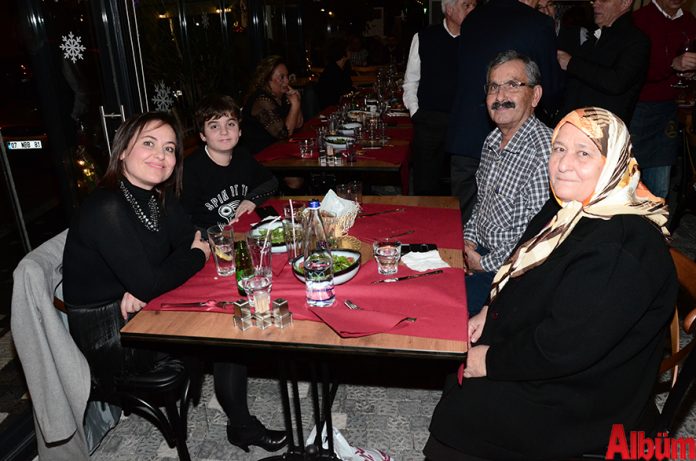 Diş Hekimi Hatice Demir, Annesi Fatma Demir, Babası Hüseyin Demir ve oğluyla birlikte keyifli bir akşam geçirdi.