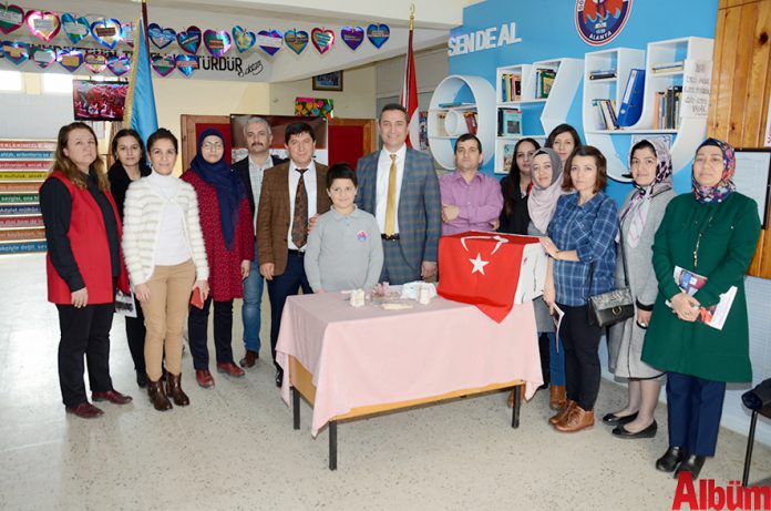 Gönül Kemal Reisoğlu İlkokulu tarafından değerler eğitimi kapsamında geliri Mehmetçik Vakfı'na bağışlanmak üzere bir yardım kampanyası düzenledi. Okul öğretmen, öğrencileri ile velilerinin katkı sağladığı bağış kampanyası ile 6670 TL ve 100 dolar toplandı.