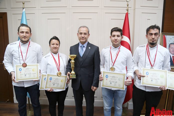 Alanya Alaaddin Keykubat Üniversitesi (ALKÜ) Aşçılık Takımı 1. Çorum Aşçılar ve Pastacılar Şampiyonası’ndan birincilik kupasıyla döndü.