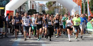 'Atatürk’e Koşalım, Atatürk’le Koşalım' sloganı ile düzenlenen 18. Alanya Atatürk Yarı Maratonu ve Alanya Halk Koşusu 387 kişinin katılımı ile gerçekleştirildi. Yarışın ilk startını Alanya Belediye Başkanı Adem Murat Yücel verdi.