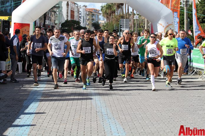 'Atatürk’e Koşalım, Atatürk’le Koşalım' sloganı ile düzenlenen 18. Alanya Atatürk Yarı Maratonu ve Alanya Halk Koşusu 387 kişinin katılımı ile gerçekleştirildi. Yarışın ilk startını Alanya Belediye Başkanı Adem Murat Yücel verdi.