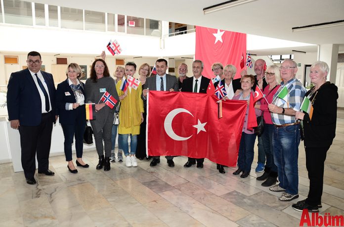 Alanya Yabancılar Meclisi'nin aylık olağan toplantısı gerçekleştirildi. Alanya Belediye Encümen Toplantı Salonu'ndaki toplantıya üyeler Türk ve kendi ülkelerinin bayraklarıyla katılarak Suriye'deki Zeytin Dalı Operasyonu'nda Türkiye'nin yanında oldukları mesajını verdi.