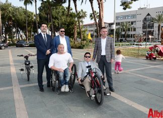 Engelsiz şehir Alanya'da engeller kalkmaya devam ediyor. Daha önce de engelliler için çalışmalar yapan Ta-Ya İnşaat sahibi Tamer Yalçın, 'Hand-Bike' adlı aracın üretimi için kolları sıvadı. Hükümet Meydanı'ndaki Atatürk Anıtı önündeki aracın tanıtımına Alanya Kaymakam Vekili Nurullah Kaya, Alanya Belediye Başkan Yardımcısı Nazmi Yüksel, Alanya Belediyesi Sosyal Yardım İşleri Müdürü Bilal Nurgül katıldılar.