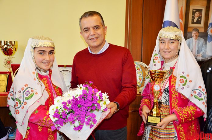 Antalya’da düzenlenen yarışmada ikinci olan Arıkan Yılmaz Dim Mesleki ve Teknik Anadolu Lisesi Folklor Ekibi Antalya Büyükşehir Belediyesi Alanya Koordinatörü Hüseyin Güney’i ziyaret etti.