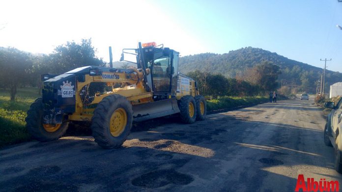 Antalya Büyükşehir Belediyesi Alanya Kırsal alan ekipleri, geçtiğimiz hafta etkili olan şiddetli yağış ve fırtına sonrası, heyelan ve çökme sonucu bozulan ve çukurlar meydana gelen kırsal mahallelerin grup yollarında bakım ve onarım çalışmalarını aralıksız sürdürüyor.