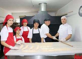 Antalya Büyükşehir Belediyesi’nin taziye evlerine gönderdiği pideler, özel öğrencilerin elinden çıkıyor. Büyükşehir Özel Eğitim Okulu ve Rehabilitasyon Merkezi’nde uygulamalı meslek eğitimi alan özel bireylerin kendi elleriyle yaptıkları pideler, taziye evlerinde ikram ediliyor.