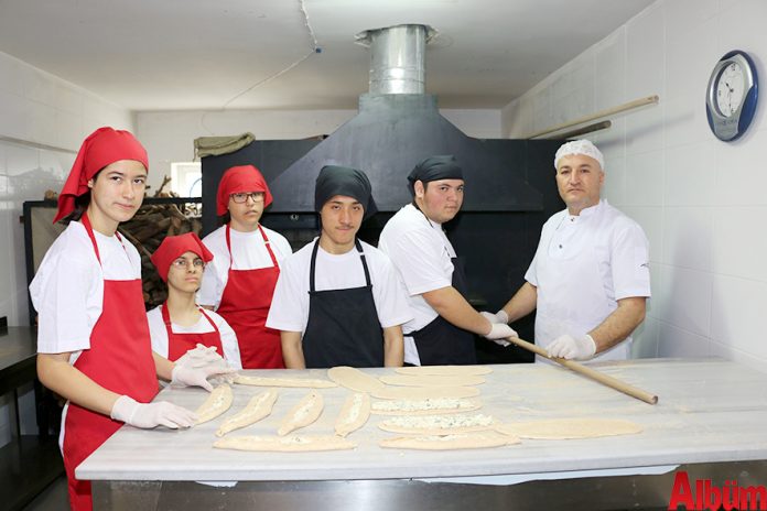 Antalya Büyükşehir Belediyesi’nin taziye evlerine gönderdiği pideler, özel öğrencilerin elinden çıkıyor. Büyükşehir Özel Eğitim Okulu ve Rehabilitasyon Merkezi’nde uygulamalı meslek eğitimi alan özel bireylerin kendi elleriyle yaptıkları pideler, taziye evlerinde ikram ediliyor.