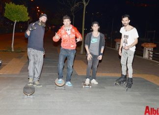 Alanya’da longboard giderek yayılıyor. Her yaştan kişinin tercih ettiği longboard ile sokaklarda birlikte özgürce gezen gruplar hem spor yapıyor hem de eğleniyor.