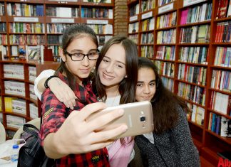 Alanya İşler Akademi tarafından düzenlenen imza gününde genç yazarlar Zeynep Sey, Koray Yersüren ve Dilara Keskin okuyucularıyla buluştular. Genç yazarlar Alanya’da yoğun ilgi gördü.