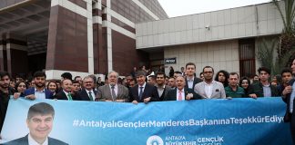 Büyükşehir Belediyesi’nin fetih kutlamaları kapsamında Antalyalılarla buluşturduğu Prof. Dr. İlber Ortaylı’ya ilgi AKM’ye sığmadı. Salon dolup taşarken, yüzlerce vatandaş dışarıda kurulan ekranlardan konferansı izledi.