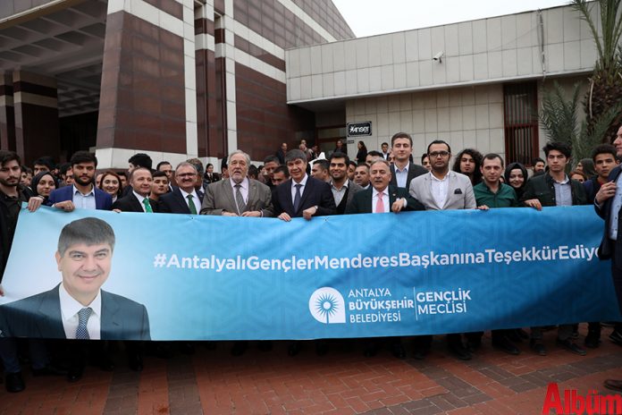 Büyükşehir Belediyesi’nin fetih kutlamaları kapsamında Antalyalılarla buluşturduğu Prof. Dr. İlber Ortaylı’ya ilgi AKM’ye sığmadı. Salon dolup taşarken, yüzlerce vatandaş dışarıda kurulan ekranlardan konferansı izledi.