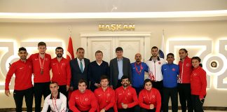 Belarus'ta yapılacak Avrupa Salon Atletizm Şampiyonası hazırlıklarını Antalya’da sürdüren İşitme Engelliler Atletizm Milli Takımı, Antalya Büyükşehir Belediye Başkanı Menderes Türel’i makamında ziyaret etti.