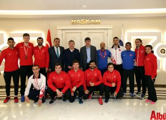 Belarus'ta yapılacak Avrupa Salon Atletizm Şampiyonası hazırlıklarını Antalya’da sürdüren İşitme Engelliler Atletizm Milli Takımı, Antalya Büyükşehir Belediye Başkanı Menderes Türel’i makamında ziyaret etti.