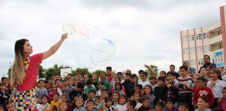 Büyükşehir Belediye Başkanı Menderes Türel’in Antalyalı çocuklara armağanı olan Şeker Portakalı Çocuk Etkinlik Aracı Finike Hasyurt İlkokulu’nda park etti. Çocuklar şeker gibi etkinlikte doyasıya eğlendi.