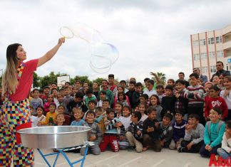 Büyükşehir Belediye Başkanı Menderes Türel’in Antalyalı çocuklara armağanı olan Şeker Portakalı Çocuk Etkinlik Aracı Finike Hasyurt İlkokulu’nda park etti. Çocuklar şeker gibi etkinlikte doyasıya eğlendi.