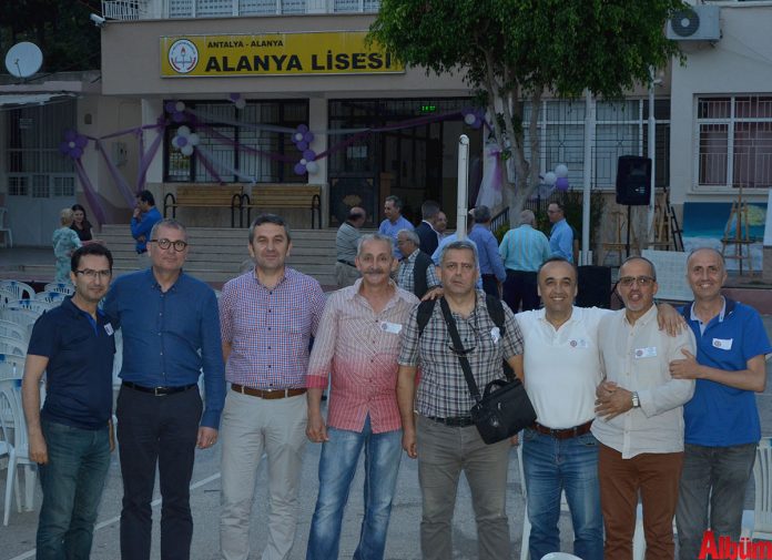 Alanya Lisesi’nin eski mezunlarının buluştuğu organizasyonda yıllar sonra sıra arkadaşları bir araya gelerek anılarını tazeledi.