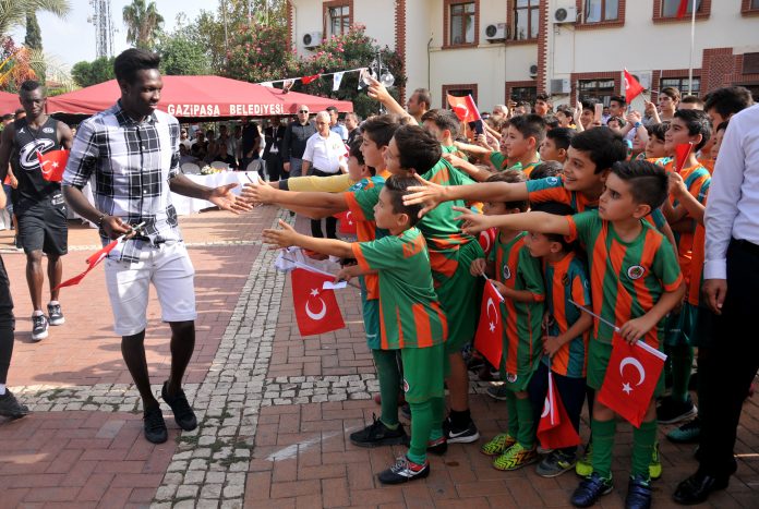 Alanyaspor Gazipaşa'da öğrencilerle buluştu