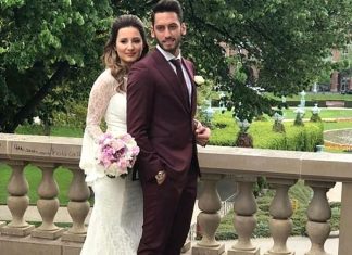 Futbolcu Hakan Çalhanoğlu ve boşanma aşamasında olduğu eşi Sinem Gündoğdu'nun doğacak bebeklerinin cinsiyeti belli oldu. Hamileliğinin dördüncü ayında olan Sinem Gündoğdu, sosyal medya hesabından bebeğin cinsiyetinin kız olduğunu açıkladı.