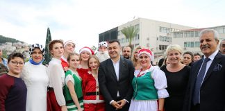 Noel pazarında dostluk ve hoşgörü rüzgarı