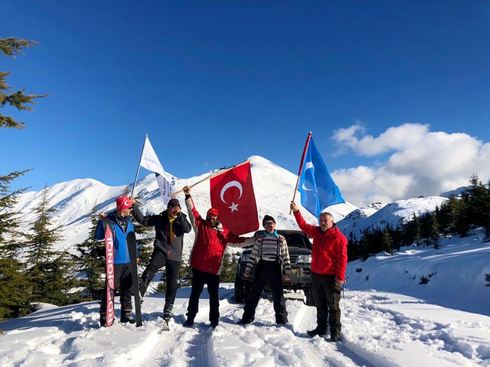 Alanya Akdağ Kayak İhtisas ve Spor Kulübü Titan Otel'de gerçekleştirdiği istişare toplantısında kayak yarışmalarına katılma kararı almasıyla birlikte antrenmanlara başladı.