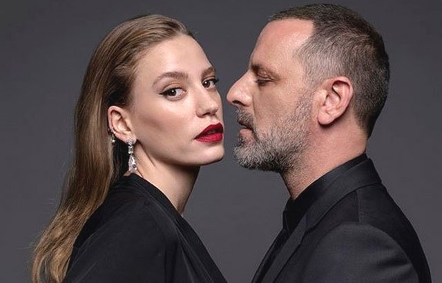 Ozan Güven dün sosyal medya hesabından Fi dizisinde rol aldığı Serenay Sarıkaya ile çekilmiş bornozlu fotoğrafını paylaştı.