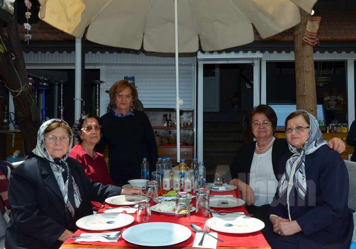 Alanya Kadınları Yardımlaşma Derneği (AKYD) tarafından öğrencilere burs sağlamak amacıyla sucuk ekmek etkinliği düzenlendi.