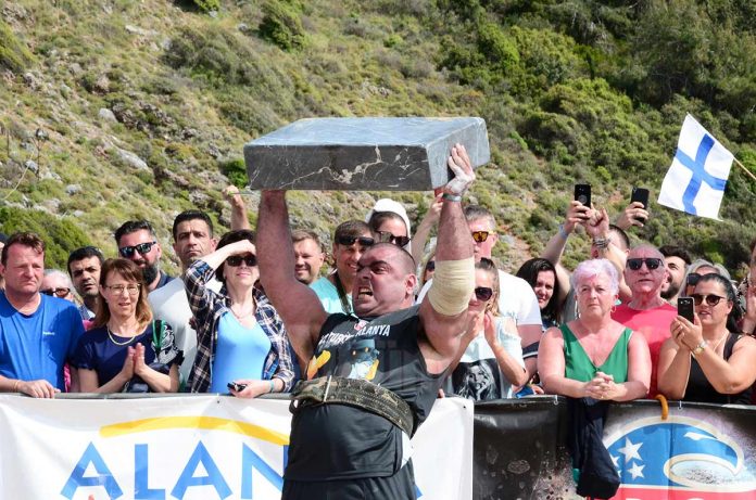 Dünyanın en güçlü sporcularının yarıştığı “MLO Strongman Champions League” Alanya Kleopatra Plajı’nda gerçekleştirildi. “Strongman 2019 Dünya Serisi”nin üçüncü yarışı olarak takvimde yer alan yarışlarda mermerleri kaldırmada Dennis Kohlruss, 25 kiloluk portakal filelerini en uzun tutma yarışında ise Travis Ortmayer birinci oldu.