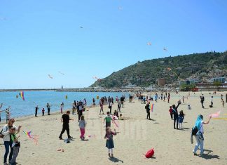 uçurtma şenliği düzenlendi. Şenlikte uçurtma uçuran öğrenciler doyasıya eğlendi. Alanya Belediye binası arkasındaki alan ile Galip Dere Plajı'nda düzenlenen uçurtma şenliğine çok sayıda vatandaş katıldı.