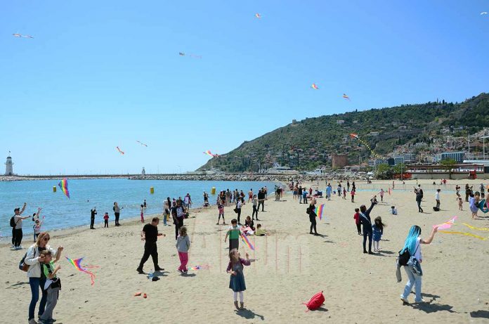 uçurtma şenliği düzenlendi. Şenlikte uçurtma uçuran öğrenciler doyasıya eğlendi. Alanya Belediye binası arkasındaki alan ile Galip Dere Plajı'nda düzenlenen uçurtma şenliğine çok sayıda vatandaş katıldı.