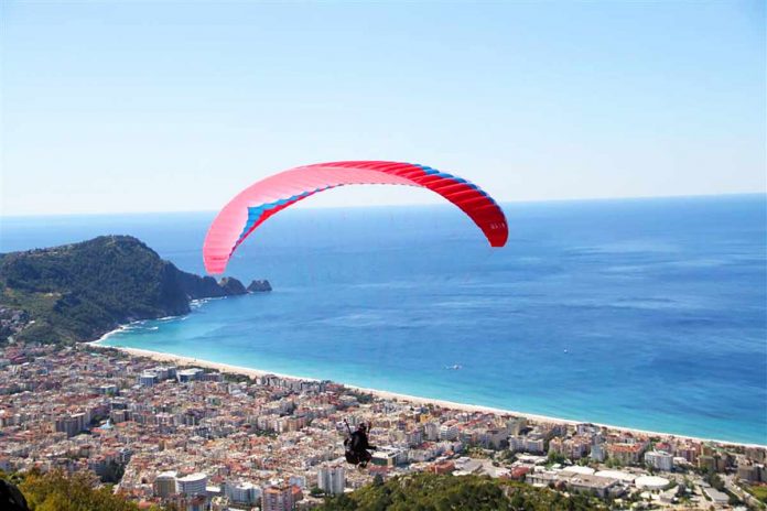 Alanya’nın ev sahipliğinde gerçekleştirilen 'Dünya Yamaç Paraşütü Hedef Şampiyonası' sona erdi. Üç gün boyunca Hıdırellez uçuş alanında devam eden şampiyonada 28 ülkeden 130 sporcu mücadele etti.