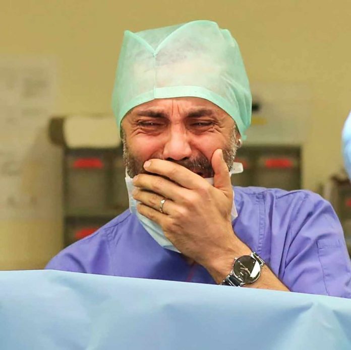 Bir dönem ilgiyle izlenen 'Adanalı' dizisindeki rolüyle ünlenen oyuncu Umut Oğuz, baba oldu. Doğuma giren oyuncu, bebeğini gördüğü anda gözyaşlarına boğuldu.