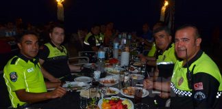 Alanya İlçe Emniyet Müdürlüğü Trafik Şube Amirliği'nde görevli olan polis memuru Talat Yılmaz meslektaşlarıyla birlik ve berabeliği sağlamak için iftar organize etti.