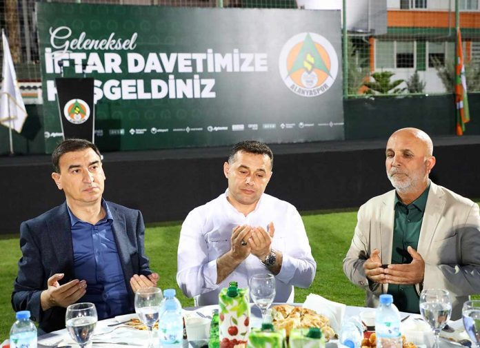 Aytemiz Alanyaspor Kulübü’nün düzenlediği geleneksel iftar davetinde turuncu yeşilli camia bir araya geldi