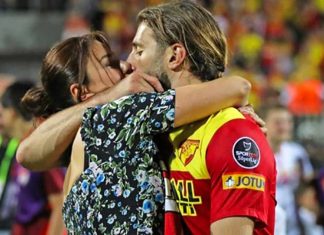 Model Ebru Şancı, Spor Toto Süper Lig'i 34. haftasında Göztepe-Ankaragücü maçına giderek Göztepe'de top koşturan eşi Alpaslan Öztürk'e destek oldu. Maç sonunda poz veren ikili birbirini öpücüklere boğdu.