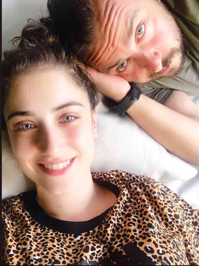 Ali Atay'la evlenen ve geçtiğimiz günlerde sosyal medya hesabından hamile olduğunu duyuran Hazal Kaya'dan eşiyle aşk pozu geldi.