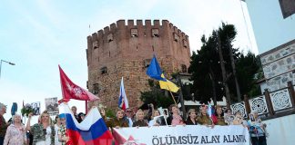 Sovyetler Birliği'nin İkinci Dünya Savaşı'nda Nazi Almanyası'nı mağlup etmesinin 74. yıl dönümü Alanya'da da kutlandı.