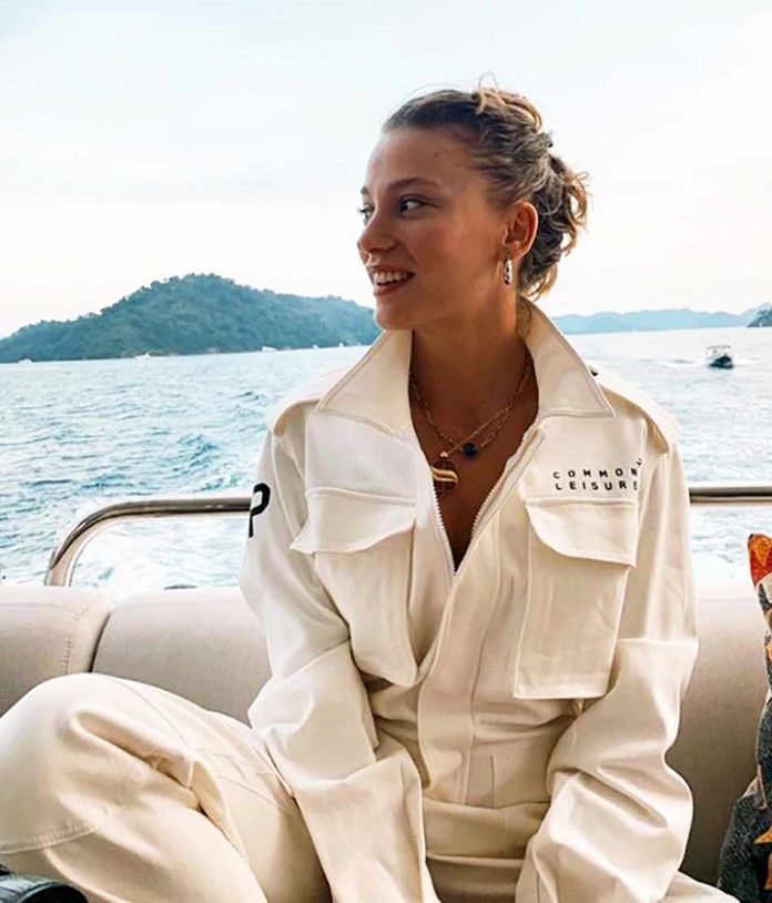 Adı eski sevgilisi Çağatay Ulusoy'la aşk dedikodularına karışan Serenay Sarıkaya, paylaşımlarıyla takipçilerini büyüledi. Sarıkaya'nın paylaşımına ise Demet Akalın, 